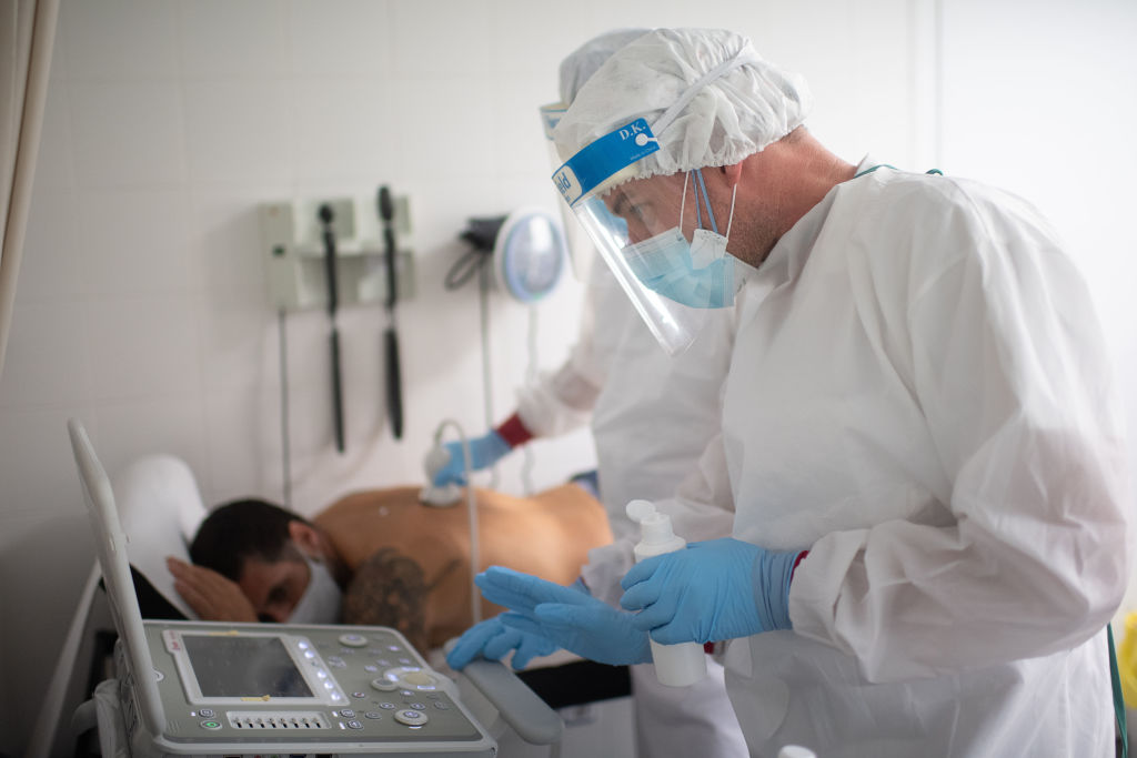 Los médicos de atención primaria Atanasi y Manel Llorca realizan una ecografía pulmonar a un paciente con síntomas en el Centro de Atención Primaria de Salud (CAP) de Sant Andreu de la Barca el 1 de junio de 2020 en Sant Andreu de la Barca, España. (David Ramos/Getty Images)