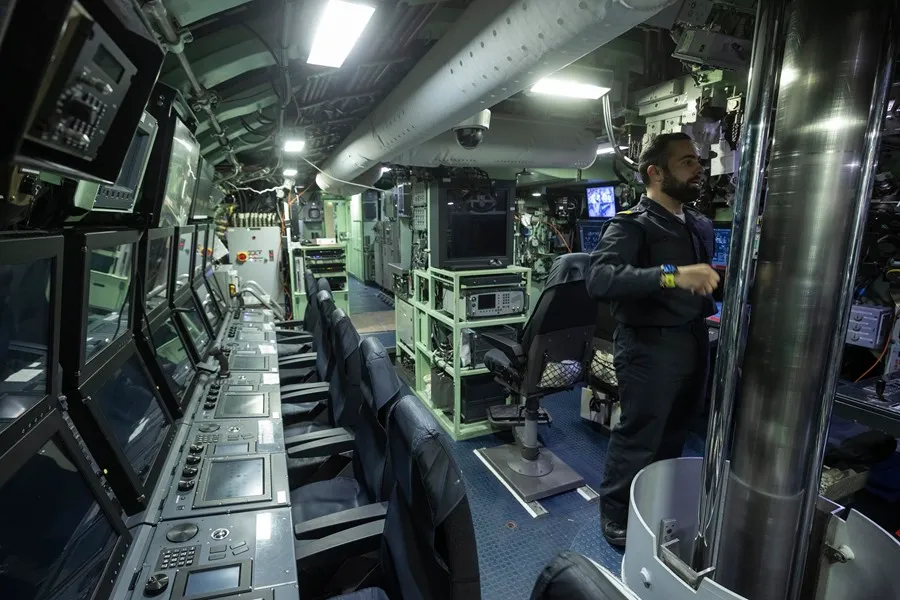 El segundo comandante del submarino S-81 Isaac Peral de la Armada española, Antonio Simón ,en la sala de mando del submarino, atracado en la base de submarinos del Arsenal de Cartagena. (EFE/Marcial Guillén)